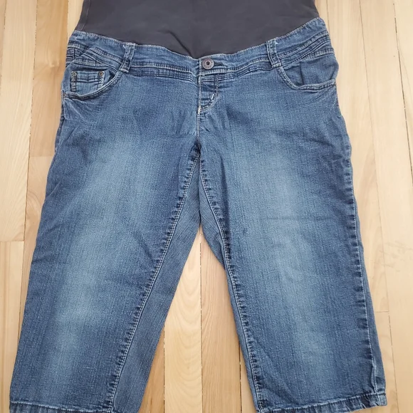 Lot of 3 Maternity denim capri pants - Picture 6 of 7